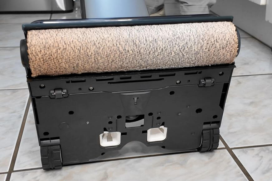 Tineco Floor One S9 Artist im Test, die Walze wird von unten gezeigt wie sie sitzt.